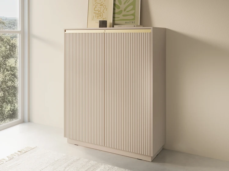Aranżacja z beżową wysoką komodą Royal KW104 przy ścianie w stylu Modern Classic