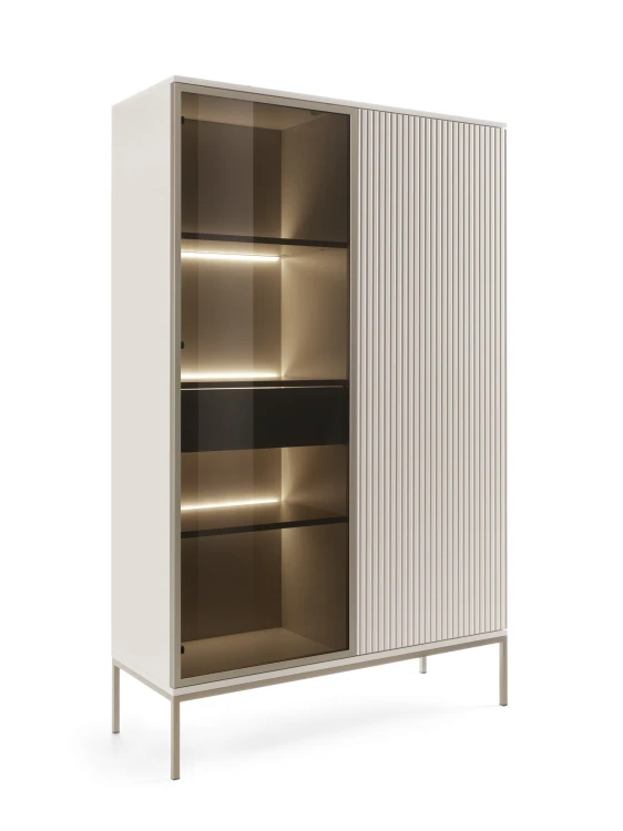 Elegancka witryna Sento WTSZ104 kaszmir na metalowym stelażu w kolorze szampańskim, ujęcie prezentujące wysokość 166 cm
