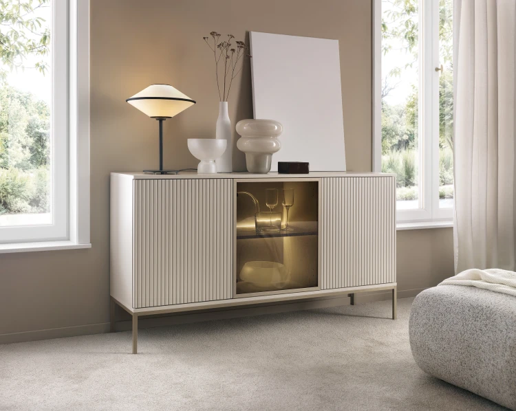 Stylowy salon z szeroką komodą Sento K154 LED kaszmir, ciepłe światło LED za szkłem eksponujące dekoracje, styl modern classic