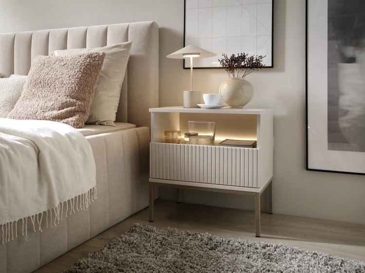 Przytulna sypialnia w stylu modern classic z dwiema szafkami nocnymi Sento S54 LED w kolorze kaszmiru