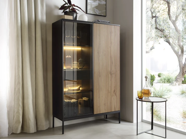Witryna Sento WTSZ104 dąb wotan w salonie typu loft, zestawiona z betonową ścianą i metalowymi dodatkami, nowoczesny design